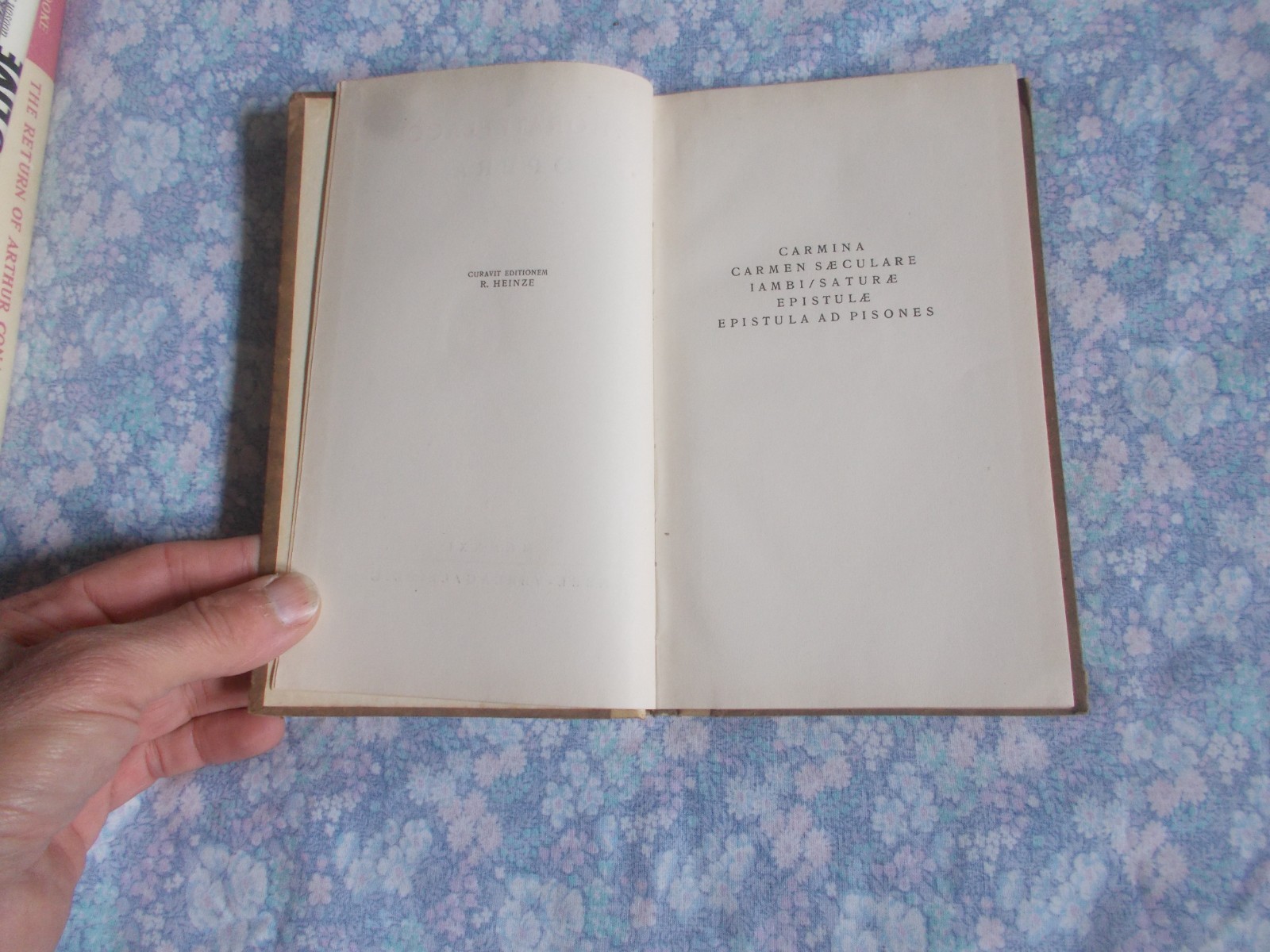 Q. Horati Flacci OPERA Carmina Carmen Saeculare Latin text 1921 hb 288 pages