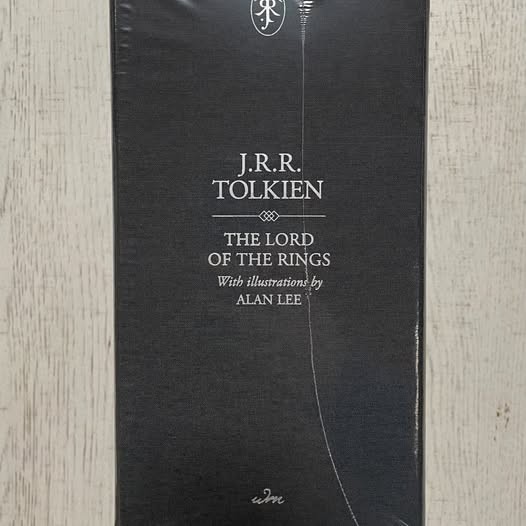 The Lord of the Rings Deluxe Collectable Illustrated Box Set